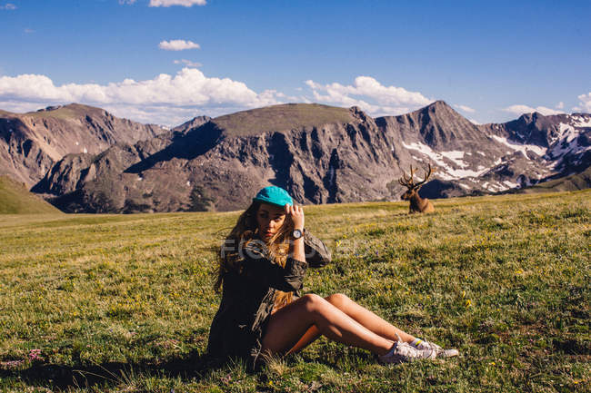Donna seduta sul campo con l'alce, Rocky Mountain National Park, Colorado, USA — Foto stock