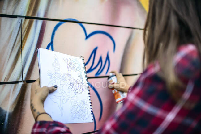 Parede de pintura a spray de artista de grafite, Venice Beach, Califórnia, EUA — Fotografia de Stock