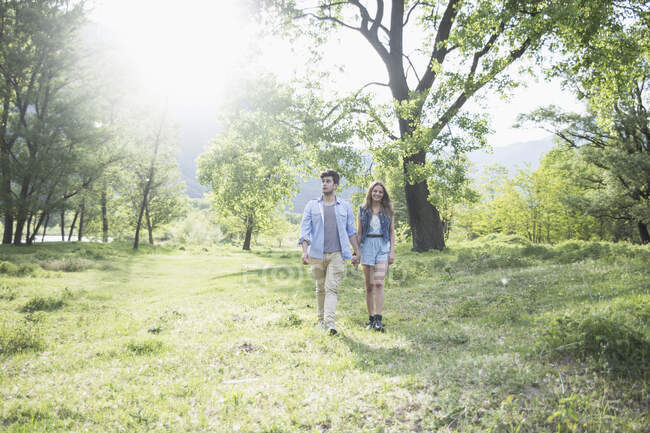 Junges Paar spaziert im Sonnenlicht, Piemont, Italien — Stockfoto