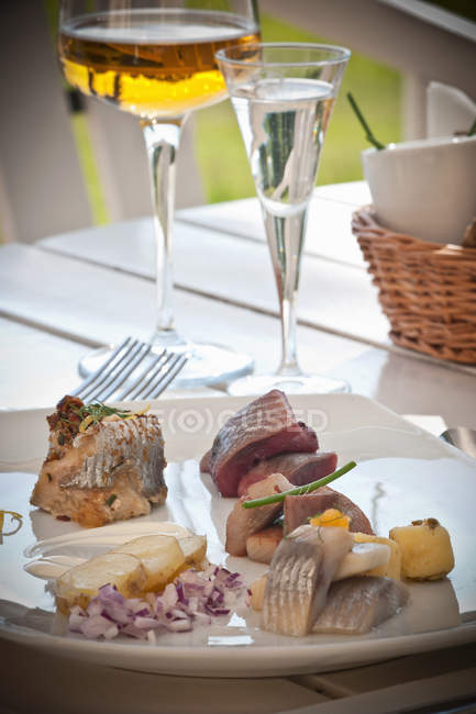 Fish and vegetables on plate — Stock Photo