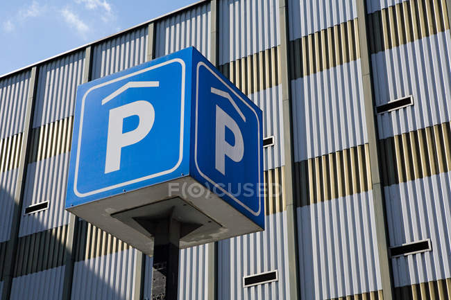 Vue à angle bas du panneau Parking — Photo de stock