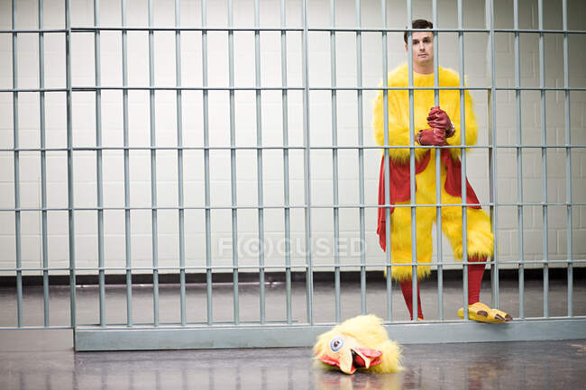 Заключенный в курином костюме — стоковое фото