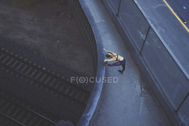 Mujer joven estirándose al aire libre - foto de stock