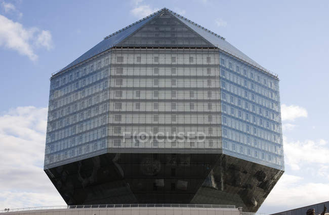 Baixo ângulo de visão do edifício da biblioteca nacional, Minsk, Bielorrússia — Fotografia de Stock