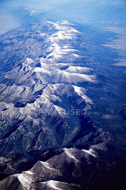 Vue aérienne des sommets enneigés des montagnes — Photo de stock