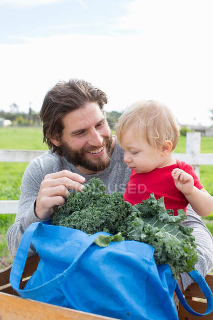 Padre e hijo en el mercado de agricultores - foto de stock