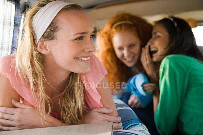 Uma jovem mulher em uma van campista — Fotografia de Stock