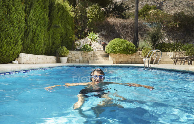 Retrato do jovem na piscina — Fotografia de Stock