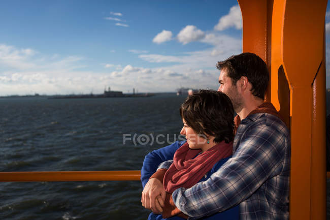 Paar umarmt sich auf Fähre im Stadthafen — Stockfoto