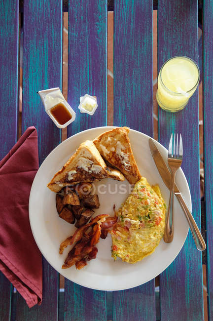 Scrambled eggs with toasts and vegetables — Stock Photo