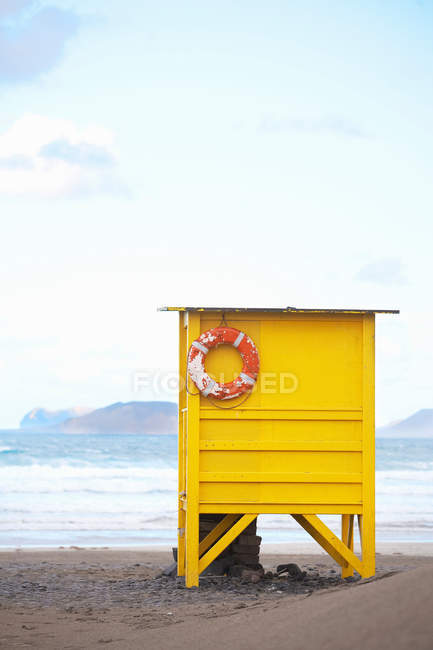 Lifeguard hut on beach — Stock Photo