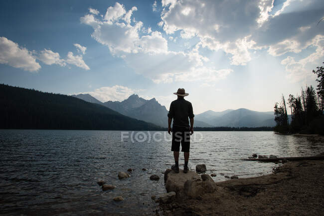 Visão traseira do homem olhando para a vista sobre o lago Stanley, Idaho, EUA — Fotografia de Stock
