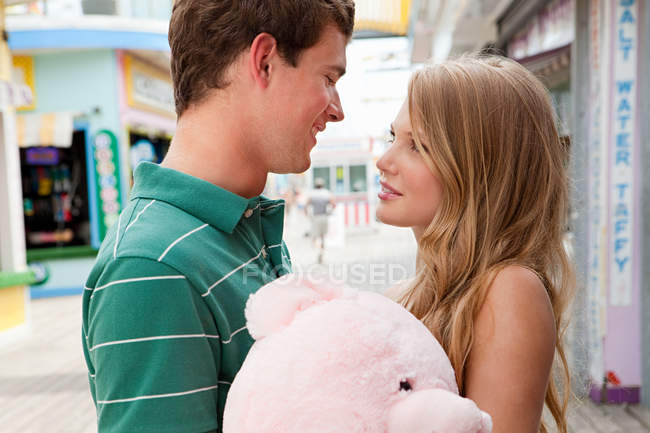 Adolescente casal com ursinho de pelúcia — Fotografia de Stock