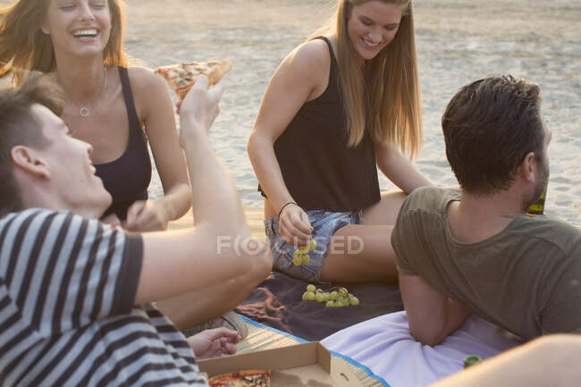Groupe d'amis boire, profiter de la fête de plage — Photo de stock