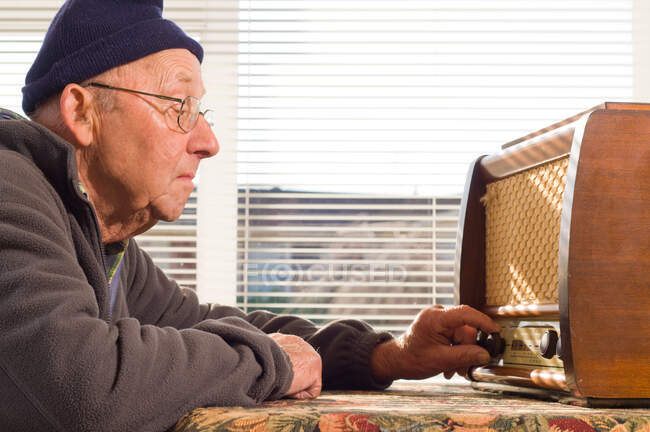 Senior radio accordant, gros plan — Photo de stock