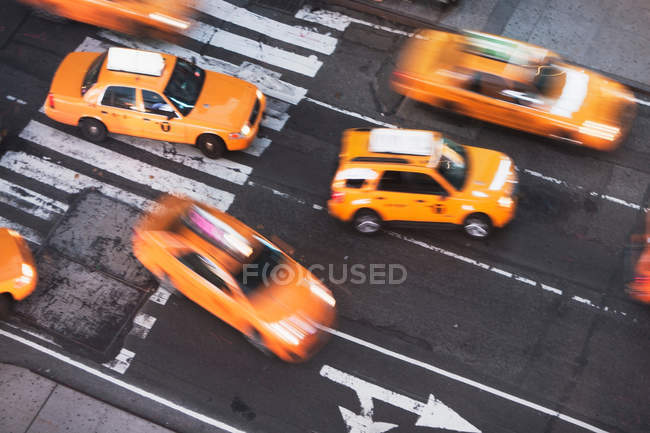 Coches amarillos taxi - foto de stock
