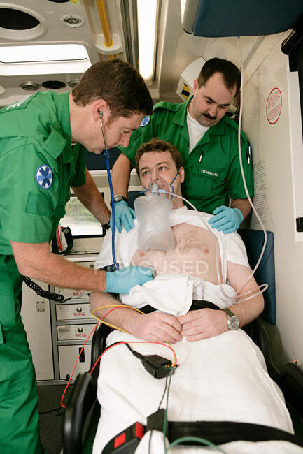 Técnicos de ambulancia que atienden al paciente - foto de stock