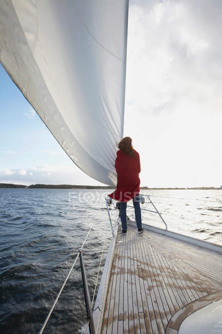 Donna in piedi a vela su yacht — Foto stock