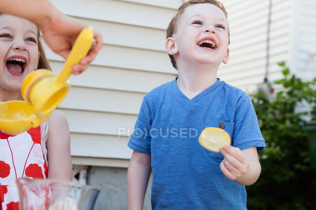 I bambini che fanno limonata fatta in casa — Foto stock