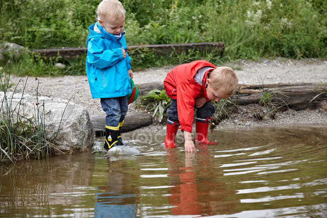 Toddler boys playing in creek — Stock Photo