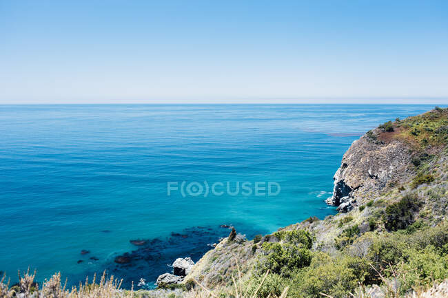 Hermosa vista de la costa del mar - foto de stock