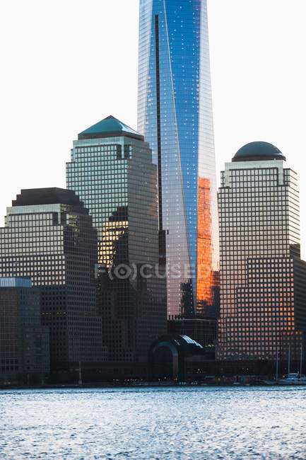 Manhattan waterfront and skyline — Stock Photo