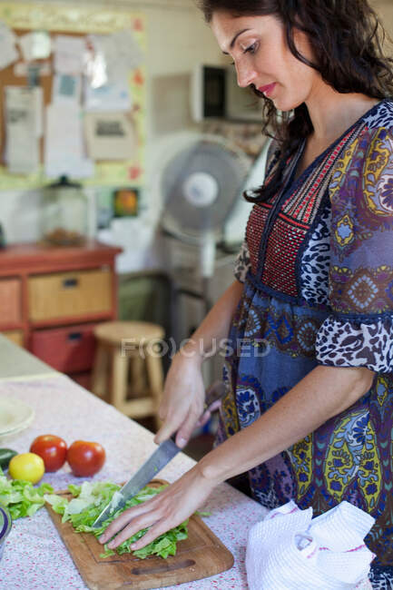 Mujer preparando una ensalada - foto de stock