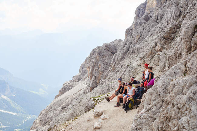 Група туристів відпочиває на гірському схилі (Австрія). — стокове фото