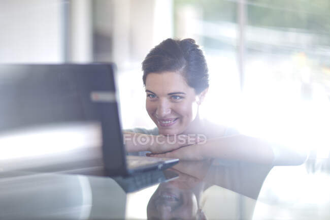 Donna d'affari che utilizza il computer portatile — Foto stock