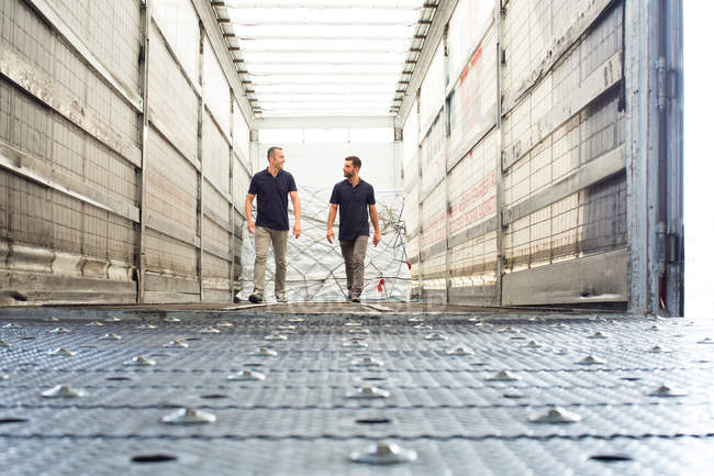 Працівники та вантажні перевезення у вантажному контейнері — стокове фото