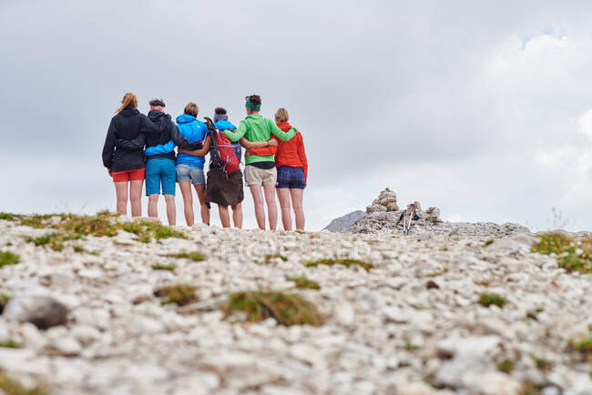 Vista posteriore di escursionisti con le braccia intorno a vicenda, Austria — Foto stock