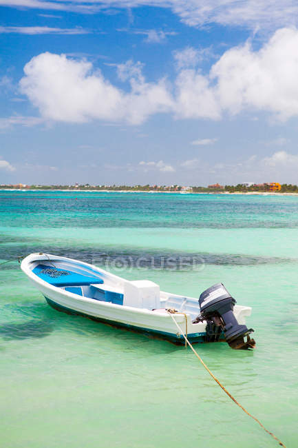 Motorboot auf dem Wasser in akumal — Stockfoto