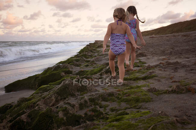 Девочки, гуляющие по песчаной дюне, Blowing Rocks Preserve, Юпитер, Флорида, США — стоковое фото
