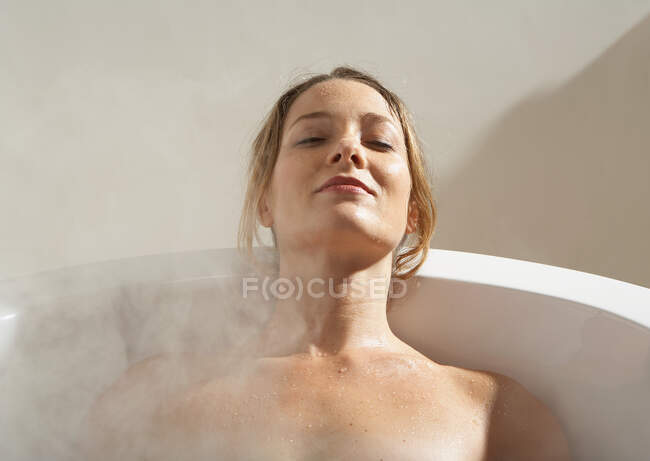 Портрет жінки, що розслабляється у ванні — стокове фото
