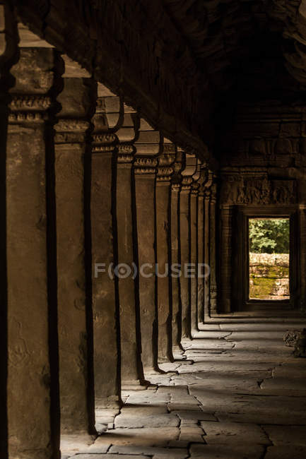 Colonnade at Ta Prohm temple ruins — Stock Photo