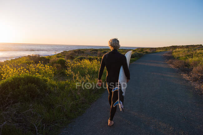 Young man with backpack on the beach — Stock Photo