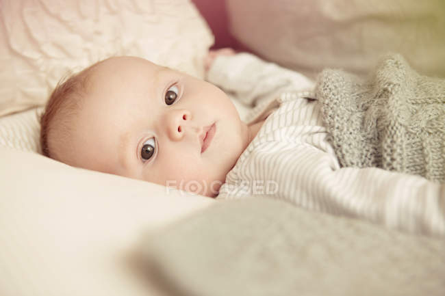 Крупним планом хлопчик лежить в дитячому ліжечку — стокове фото