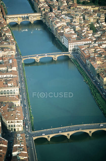 Ponte Vecchio sobre el río Arno, Florencia, Italia - foto de stock