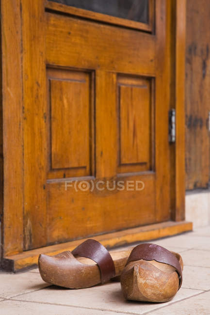 Дерев'яні клоуни в дверному отворі, крупним планом — стокове фото