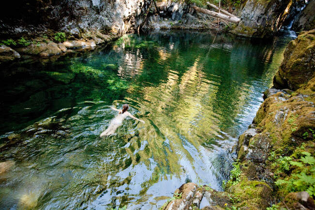 Frau schwimmt in Teich — Stockfoto
