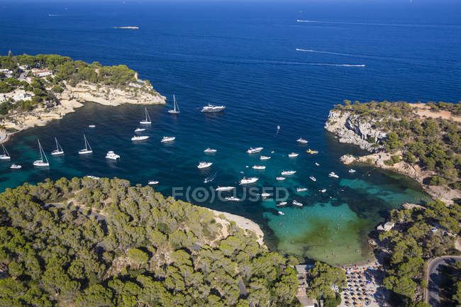 Vista ad alto angolo di yacht ancorati nella baia costiera, Maiorca, Spagna — Foto stock
