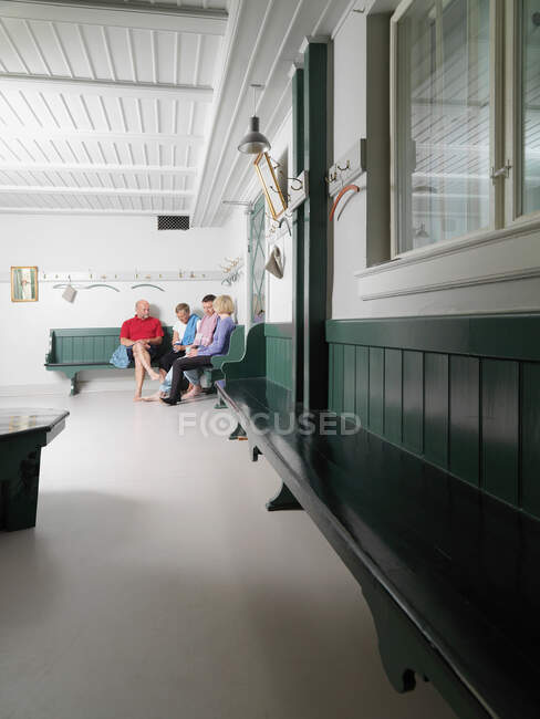 Pessoas mais velhas sentadas no vestiário — Fotografia de Stock
