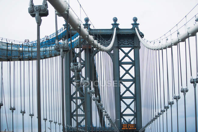 Detalles de Manhattan Bridge bajo cielo nublado - foto de stock