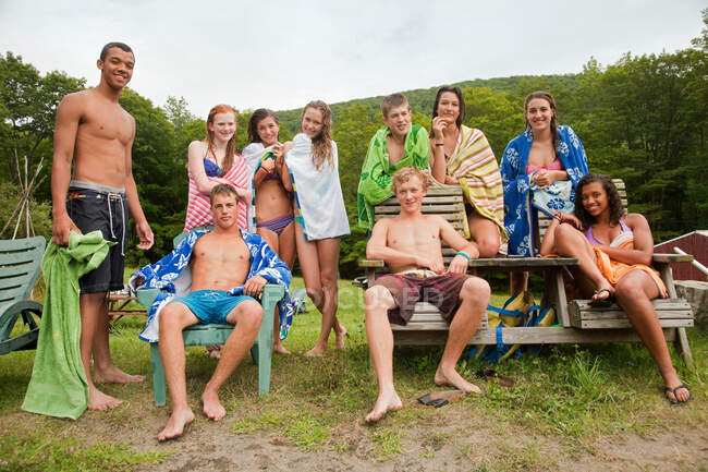 Adolescentes relaxando juntos em roupas de natação no campo — Fotografia de Stock