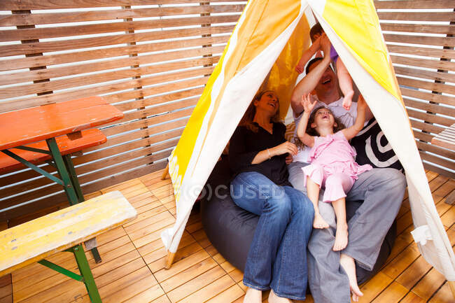 Familie spielt im Zelt — Stockfoto