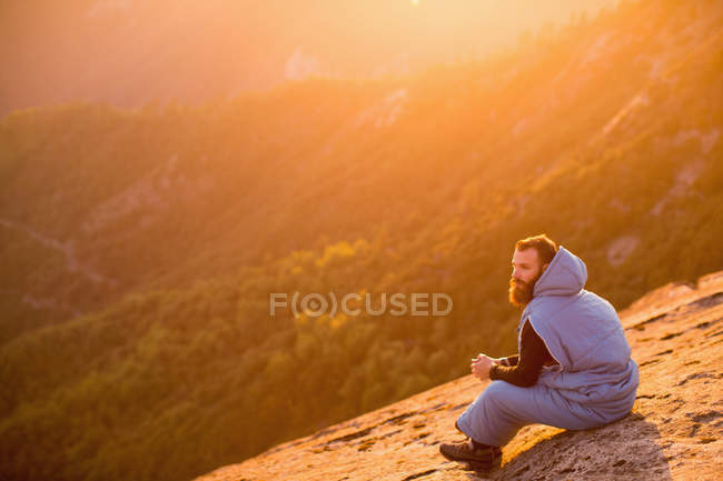 Sacco a pelo uomo su Moro Rock, Sequoia National Park, California, USA — Foto stock