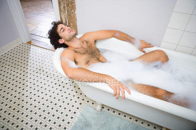Mann schläft in der Badewanne — Stockfoto