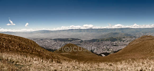 Quito desde Pichincha y cumbre de Cruz Loma - foto de stock
