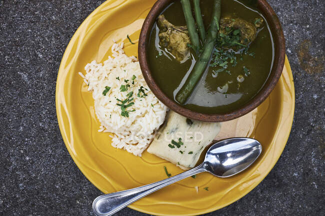 Vista aérea del tazón de sopa fresca con judías verdes, Antigua, Guatemala - foto de stock