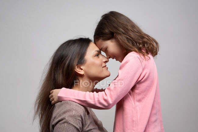 Мати обличчям до обличчя з дочкою — стокове фото